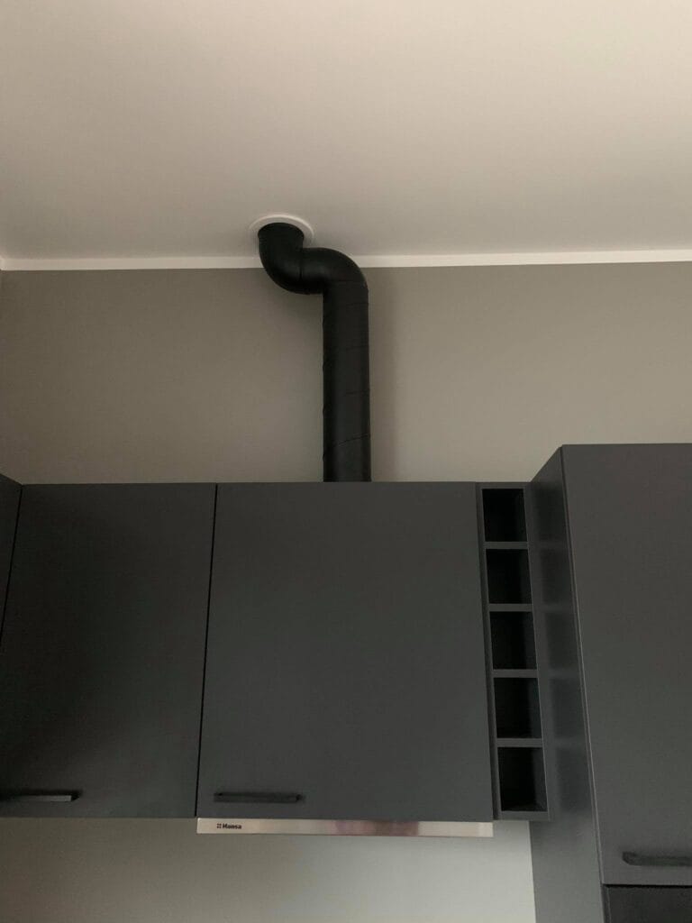 Köögi ventilatsioonitoru ja õhupuhasti ühendus lae kaudu õhu väljatõmbeks.