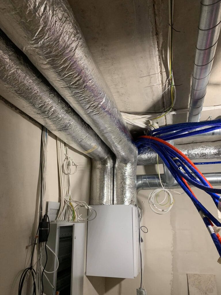 Ventilatsiooniseade ja õhukanalid tehnoruumis.
