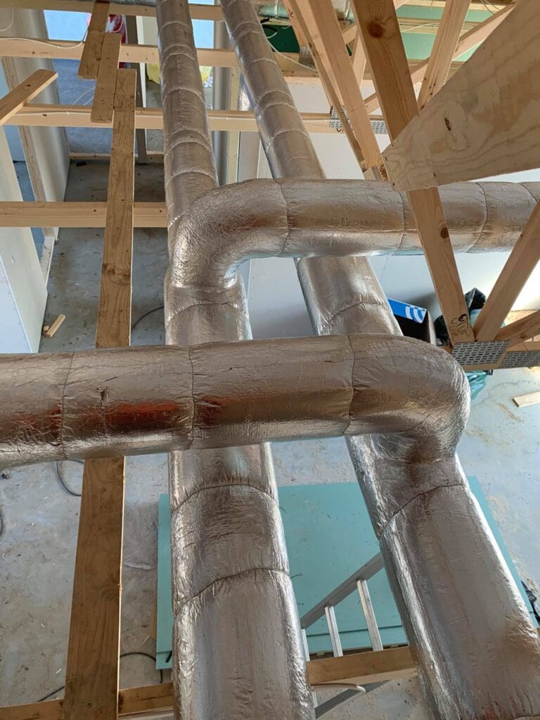 Ventilatsioonisüsteemi paigaldus ehitusjärgus hoones.